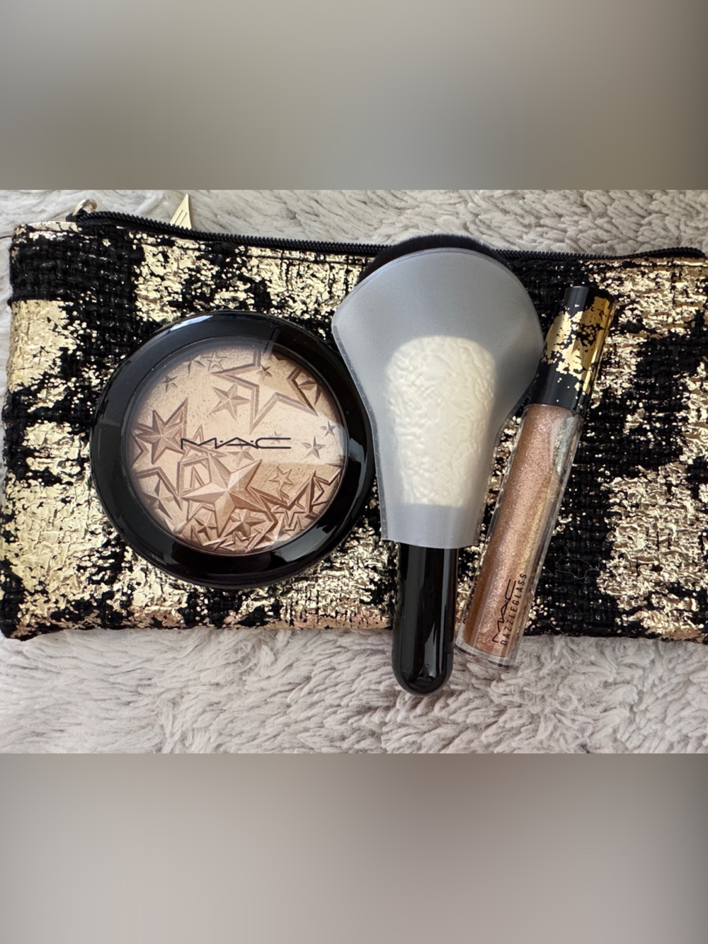 MAC Cosmetics Gold Star Embossed Face Highlighter - Whisper of Gult